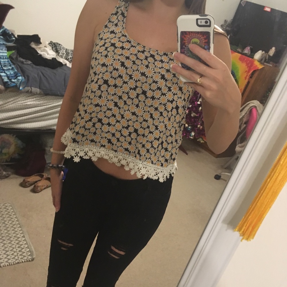 ✨BOGO✨ Daisy crop top Pacsun